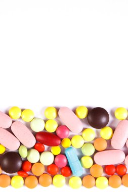 Renkli tıbbi hap ve kapsül beyaz arka planda, sağlık kavramı, metin için yer kopyalayın