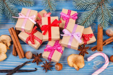 Noel, baharat ve çam dalları için şeritler ile sarılmış hediyeler