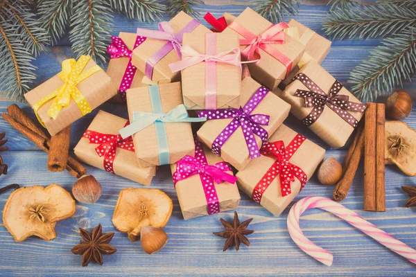 Vintage foto, Wrapped presenter med band till jul, kryddor och spruce grenar — Stockfoto