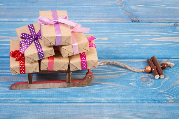 Trä släde och inslagna presenter med band till jul eller andra firande — Stockfoto