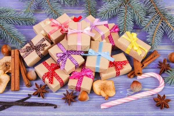 Innpakkede gaver med bånd til jul, krydder og gran – stockfoto