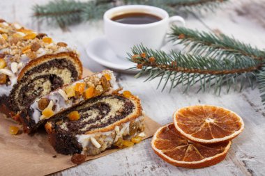 Haşhaş tohumu kek, fincan kahve ve çam dalları, tatlı Noel için