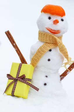 Eşarp ve mandalina kabuğu, Hediyelik Noel, arka plan beyaz kar kardan adam