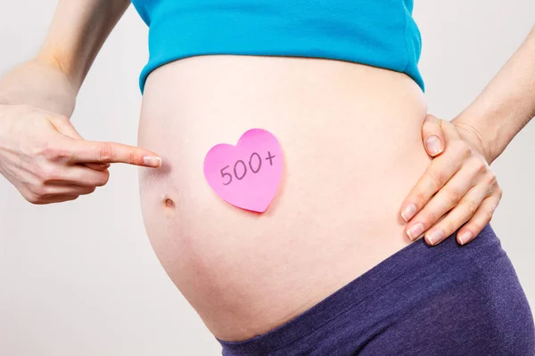 Zwangere vrouw met inscriptie 500 +, sociaal programma en beleid in Polen — Stockfoto
