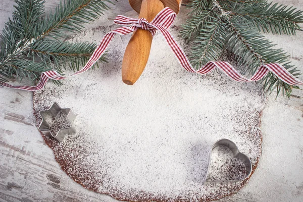 Роликовые булавки, кусачки для печенья и тесто для рождественского печенья или пряников — стоковое фото
