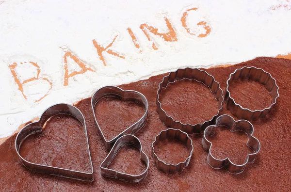Woord bakken geschreven in meel en deeg voor cookies — Stockfoto