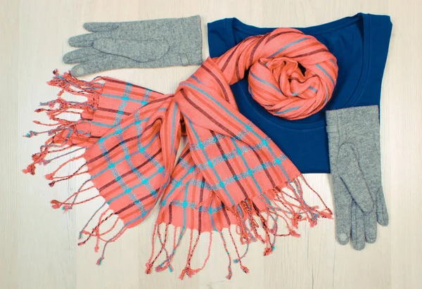 Винтажное фото, женская одежда на деревянном фоне, одежда на осень или зиму — стоковое фото