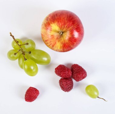 Beyaz arka planda taze olgun meyveler