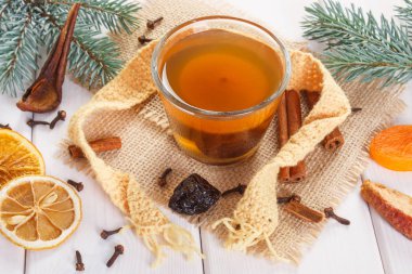 Çam dalları ve kurutulmuş meyve Noel için geleneksel Komposto