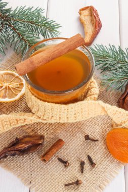 Çam dalları ve kurutulmuş meyve Noel için geleneksel Komposto