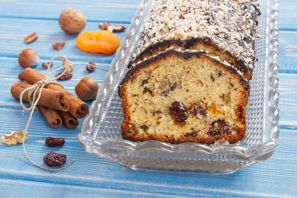 Pastel de frutas recién horneado con ingredientes en las tablas — Foto de Stock