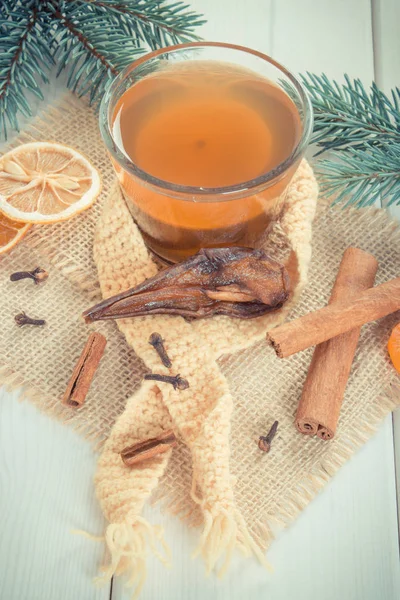 Foto vintage, ramas de abeto y compota tradicional de frutas secas para Navidad — Foto de Stock