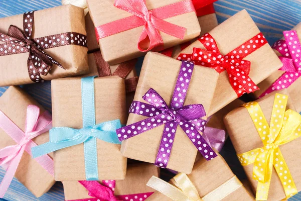 Τυλιγμένα δώρα με πολύχρωμες κορδέλες για τα Χριστούγεννα ή άλλη γιορτή — Φωτογραφία Αρχείου