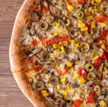 Vejetaryen pizza lokanta rustik ahşap arka plan üzerinde