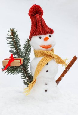 Çam dalları ve Noel için hediye ile dekore edilmiş kardan adam