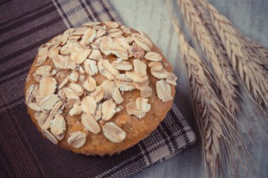 Vintage Fotoğraf, taze muffin yulaf ezmesi ile ve Başak çavdar damalı masa örtüsü, lezzetli sağlıklı tatlı üzerinde