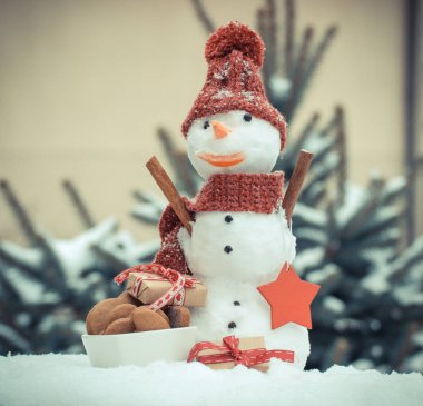 Hediyelik Noel ya da Sevgililer ve iğne yapraklı ağaç arka plan üzerinde gingerbreads ile kardan adam