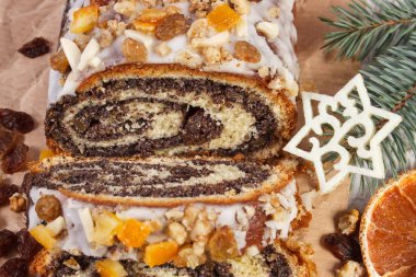 Ev yapımı haşhaş tohumu pasta ve Ladin dalları, tatlı Noel için