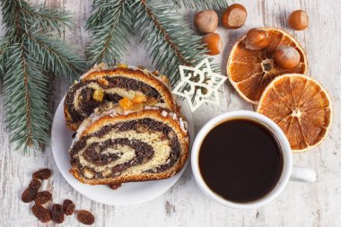 Haşhaş tohumu kek, fincan kahve ve çam dalları, tatlı Noel için