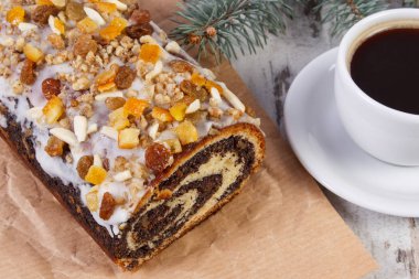 Haşhaş tohumu kek, fincan kahve ve çam dalları, tatlı Noel için