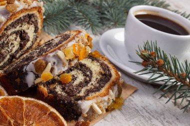 Haşhaş tohumu kek, fincan kahve ve çam dalları, tatlı Noel için