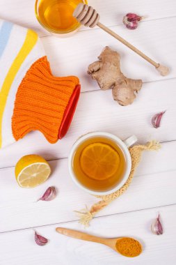 Sıcak su şişesi, çay ve hazırlık ısınma içecek için malzemeler