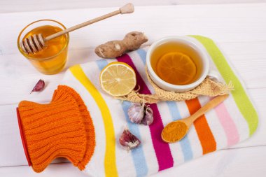 Sıcak su şişesi, çay ve hazırlık ısınma içecek için malzemeler