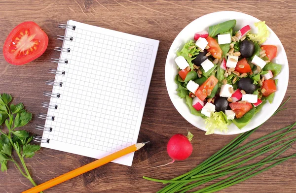야채와 메모장 쓰기 노트, 건강 한 영양에 대 한 신선한 그리스 샐러드 — 스톡 사진