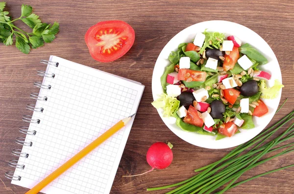 Salada grega fresca com legumes e bloco de notas para escrever notas, nutrição saudável — Fotografia de Stock