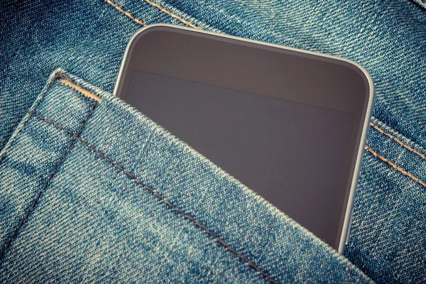 Foto vintage, Teléfono móvil con pantalla en blanco en jeans de bolsillo, smartphone — Foto de Stock