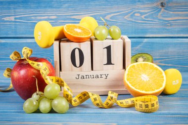 Küp takvim, meyve, halter ve şerit metre, yeni yıl kararları