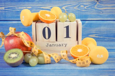Vintage Fotoğraf, küp takvim, meyve, halter ve şerit metre, yeni yıl kararları