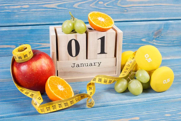 Calendário de cubo, frutas, halteres e fita métrica, resoluções de anos novos — Fotografia de Stock