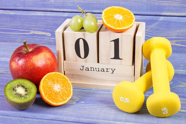 Calendário de cubo, frutas e halteres, resoluções de anos novos, estilo de vida saudável — Fotografia de Stock