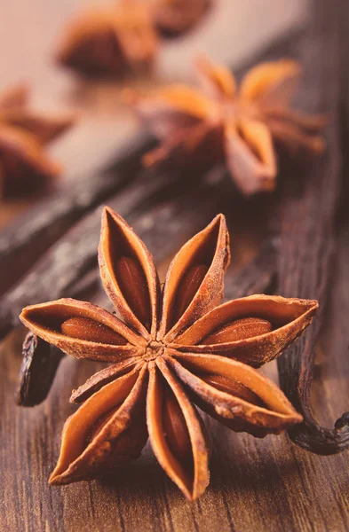 Vintage foto, close-up de anis estrela e baunilha perfumada na prancha de superfície de madeira — Fotografia de Stock