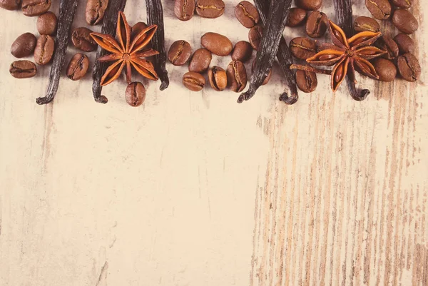 Foto vintage, especiarias e ingredientes para cozinhar ou assar na superfície de madeira velha, espaço de cópia para texto — Fotografia de Stock