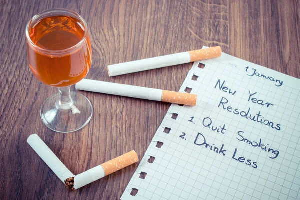 New years resolutions, quit smoking, drink less alcohol — Stock Photo, Image