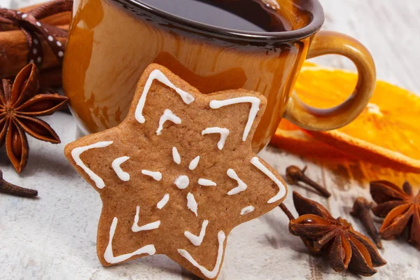 Свіжий пряник, чашка кави та спеції на старому дерев'яному фоні, різдвяний час — стокове фото