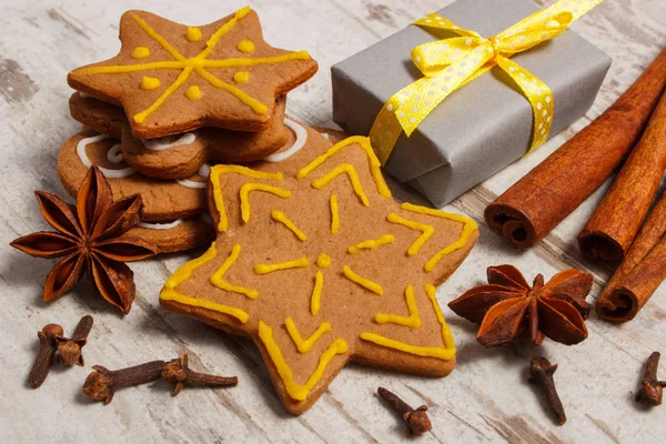 Gingerbread with spices and gifts for Christmas on old wooden background, christmas time — Stock Photo, Image