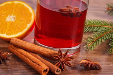 Noel veya baharat ve çam dalları ile kış akşam için mulled şarap 