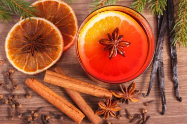 Noel veya baharat ve çam dalları ile kış akşam için mulled şarap