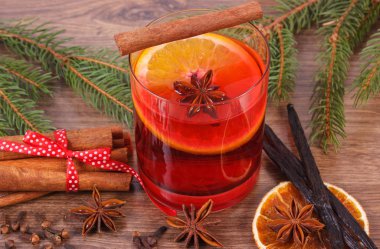 Noel veya baharat ve çam dalları ile kış akşam için mulled şarap