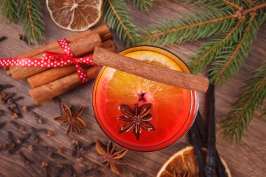 Noel veya baharat ve çam dalları ile kış akşam için mulled şarap