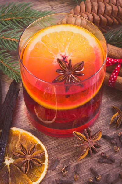 Vintage φωτογραφία, Mulled κρασί για τα Χριστούγεννα ή χειμωνιάτικο απόγευμα με μπαχαρικά και ερυθρελάτης κλαδιά — Φωτογραφία Αρχείου