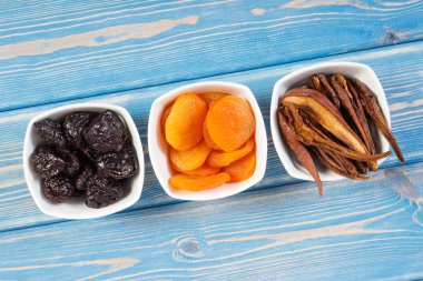 Kuruyemiş ahşap kurullarında, sağlıklı beslenme beyaz kase