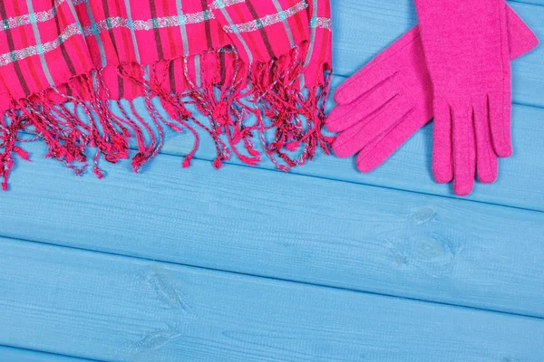 Шерстяные перчатки и шаль для женщин на досках, одежда на осень или зиму, место для копирования текста — стоковое фото