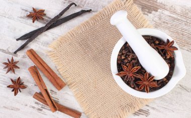 Güzel kokulu karanfil ve anason harç ve rustik gemide baharat