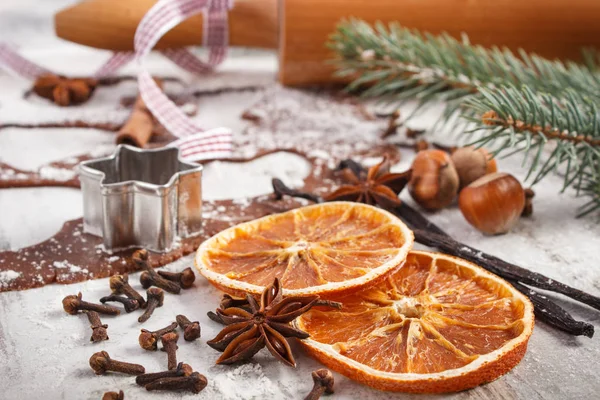 Тесто для рождественского печенья, пряностей и ингредиентов для выпечки пряников — стоковое фото