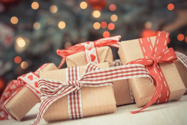 Vintage φωτογραφία, Wrapped δώρα και το χριστουγεννιάτικο δέντρο με φώτα στο παρασκήνιο — Φωτογραφία Αρχείου