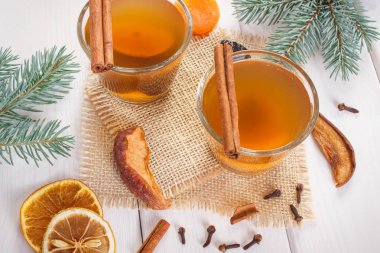 Çam dalları ve kurutulmuş meyve Noel için geleneksel Komposto